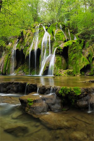french jura cascades - Waterfall cascading over green moss, Cascade des Tufs, Arbois, Jura, Jura Mountains, Franche-Comte, France Foto de stock - Sin royalties Premium, Código: 600-06531785