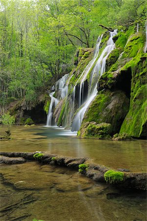 Waterfall cascading over green moss, Cascade des Tufs, Arbois, Jura, Jura Mountains, Franche-Comte, France Stock Photo - Premium Royalty-Free, Code: 600-06531787