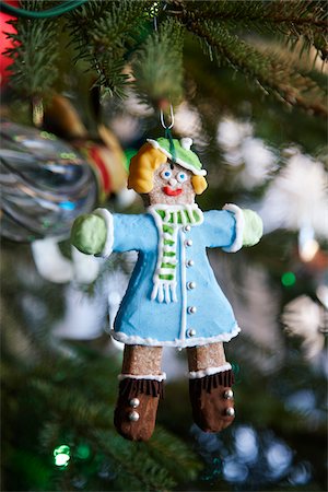 decorated gingerbread woman hanging as an ornament on a Christmas tree, Canada Foto de stock - Sin royalties Premium, Código: 600-06532005