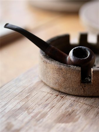 wooden pipe sitting in an ashtray on a wooden tabletop, Canada Stockbilder - Premium RF Lizenzfrei, Bildnummer: 600-06532013