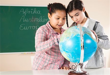 Portrait of Girls Looking at Globe in Classroom, Baden-Wurttemberg, Germany Photographie de stock - Premium Libres de Droits, Code: 600-06548596