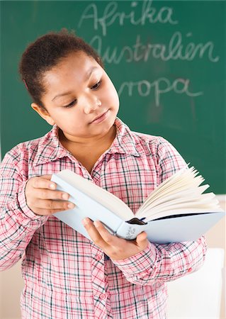 simsearch:600-06543536,k - Girl Reading Textbook in Classroom, Baden-Wurttemberg, Germany Foto de stock - Sin royalties Premium, Código: 600-06548598