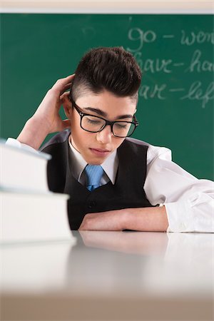 simsearch:6108-06907699,k - Boy Looking Down in front of Chalkboard in Classroom Foto de stock - Sin royalties Premium, Código: 600-06543540