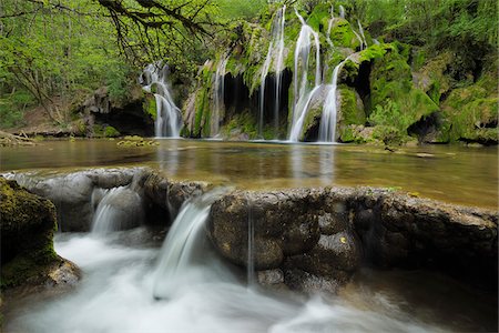 relaxant - Cascade des Tufs, Arbois, Jura, Jura Mountains, Franche-Comte, France Photographie de stock - Premium Libres de Droits, Code: 600-06553321