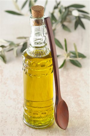 Bottle of Olive Oil with Wooden Spoon Photographie de stock - Premium Libres de Droits, Code: 600-06553475