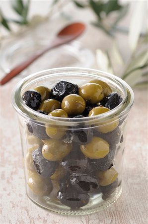 simsearch:600-06553488,k - Close-up of Jar of Black and Green Olives with Wooden Spoon in Background Foto de stock - Sin royalties Premium, Código: 600-06553476