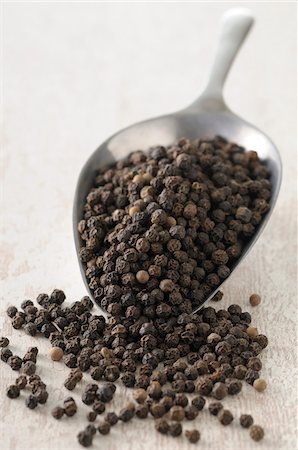 poivre noir - Close-up of Scoop overflowing with Black Peppercorns Photographie de stock - Premium Libres de Droits, Code: 600-06553478