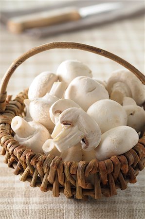 simsearch:600-06486058,k - Close-up of Basket with Button Mushrooms Photographie de stock - Premium Libres de Droits, Code: 600-06553473