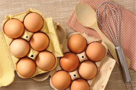 Overhead View of Eggs with Wooden Spoon, Whisk and Napkin Stockbilder - Premium RF Lizenzfrei, Bildnummer: 600-06553484