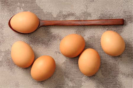 Overhead View of Eggs and Wooden Spoon Photographie de stock - Premium Libres de Droits, Code: 600-06553493