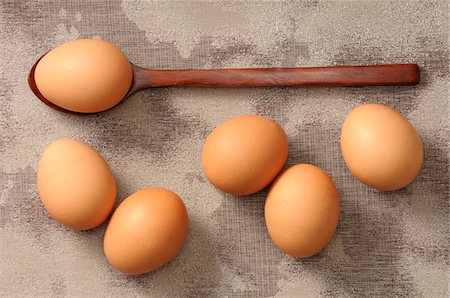 Overhead View of Eggs and Wooden Spoon Foto de stock - Sin royalties Premium, Código: 600-06553493