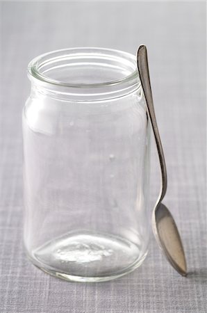 Close-up of Empty Glass Jar and Spoon Fotografie stock - Premium Royalty-Free, Codice: 600-06553504