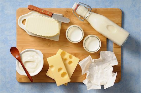 productos lácteos - Overhead View of Variety of Dairy Products on Cutting Board Foto de stock - Sin royalties Premium, Código: 600-06553502