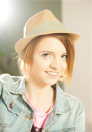 Head and shoulders portrait of teenage girl wearing hat in studio. Photographie de stock - Premium Libres de Droits, Code: 600-06553546