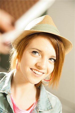 simsearch:600-03893413,k - Head and shoulders portrait of teenage girl wearing hat in studio. Foto de stock - Sin royalties Premium, Código: 600-06553547