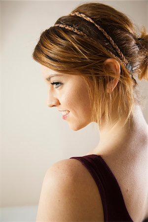 Profile, head and shoulders portrait of teenage girl in studio. Photographie de stock - Premium Libres de Droits, Code: 600-06553543