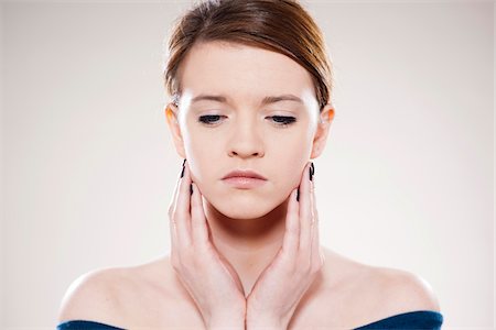 desconsolado - Head and Shoulders Portrait of Teenage Girl in Studio Foto de stock - Sin royalties Premium, Código: 600-06570919