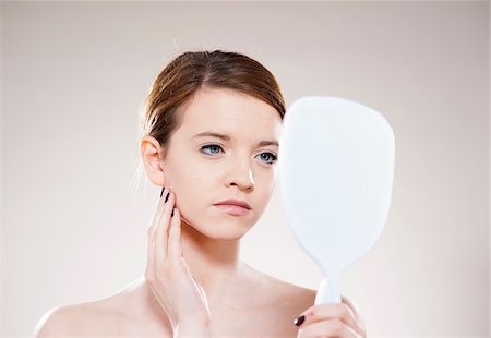 simsearch:400-04604807,k - Head and Shoulders Portrait of Teenage Girl Looking in Mirror in Studio Foto de stock - Sin royalties Premium, Código: 600-06570930