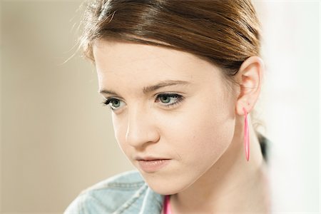 simsearch:600-06570932,k - Head and Shoulders Portrait of Teenage Girl in Studio Foto de stock - Sin royalties Premium, Código: 600-06570943