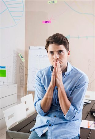Young Man Working in an Office, Looking Through Glass Board, Germany Foto de stock - Sin royalties Premium, Código: 600-06620958