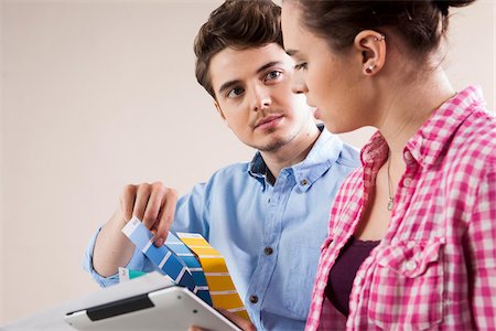 Young Businessman and Young Businesswoman using Digital Tablet and Selecting Color from Color Swatches Foto de stock - Sin royalties Premium, Código: 600-06620990