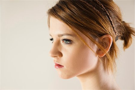 Close-up, Side View Portrait of Teenage Girl in Upsweep Hairstyle and wearing Make-up, Studio Shot on White Background Foto de stock - Sin royalties Premium, Código: 600-06621025