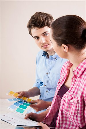 Young Couple Choosing Paint Colors Foto de stock - Sin royalties Premium, Código: 600-06645508