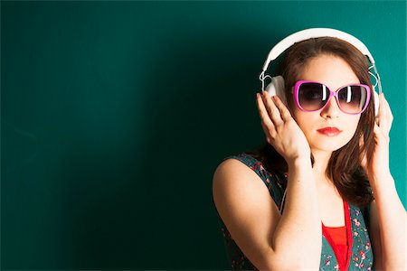 simsearch:600-07110838,k - Portrait of Young Woman Wearing Headphones in Studio Foto de stock - Sin royalties Premium, Código: 600-06645769