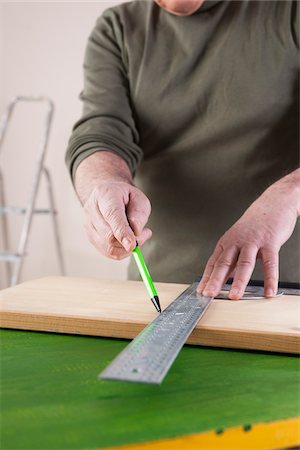 Man Measuring Lumber, Woodworking Project, in Studio Foto de stock - Sin royalties Premium, Código: 600-06645788