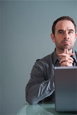 Businessman Using Laptop in Studio Foto de stock - Sin royalties Premium, Código: 600-06645884