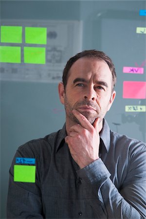 pense-bête - Businessman Looking at Self Adhesive Notes on Glass Board in Studio Photographie de stock - Premium Libres de Droits, Code: 600-06645887