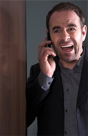 Businessman Using Cellular Telephone, Studio Shot Photographie de stock - Premium Libres de Droits, Code: 600-06645908