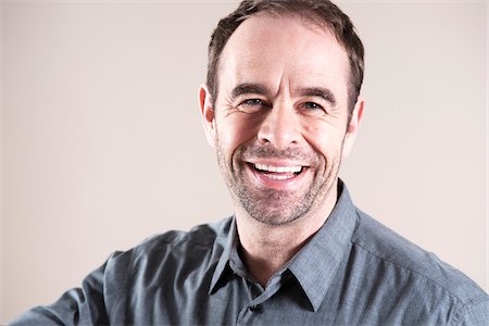 Head and Shoulders Portrait of Mature Man in Studio Photographie de stock - Premium Libres de Droits, Code: 600-06645900