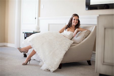 simsearch:700-05803339,k - Portrait of Bride sitting on Chair Photographie de stock - Premium Libres de Droits, Code: 600-06669611