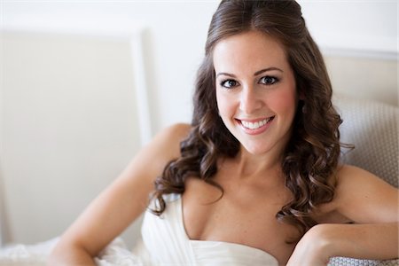 dia del casamiento - Head and Shoulders Portrait of Bride Foto de stock - Sin royalties Premium, Código: 600-06669612