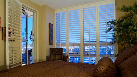 Luxury bedroom in condo with view of a marina and ocean in Yaletown, Vancouver, BC Stock Photo - Premium Royalty-Free, Code: 600-06674971