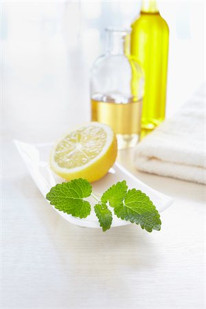 Fresh lemon balm, a lemon and towel with bottles of aromatic oil for aromatherapy Photographie de stock - Premium Libres de Droits, Code: 600-06675010