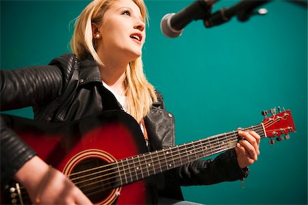 Woman Playing Acoustic Guitar and Singing in Studio Photographie de stock - Premium Libres de Droits, Code: 600-06675134