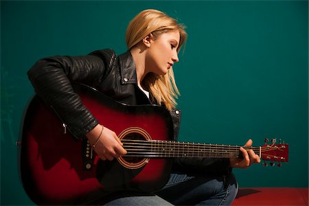 Woman Playing Acoustic Guitar Photographie de stock - Premium Libres de Droits, Code: 600-06675156