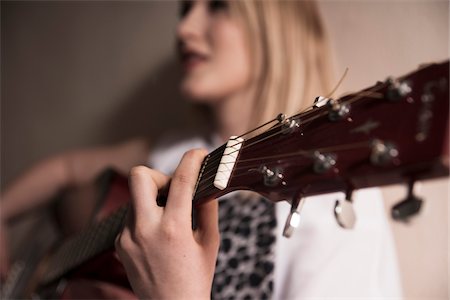 Woman Playing Acoustic Guitar Foto de stock - Sin royalties Premium, Código: 600-06675150