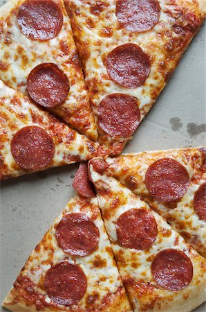 pizza - Overhead View of Sliced Pepperoni Pizza in Box Foto de stock - Sin royalties Premium, Código: 600-06679311