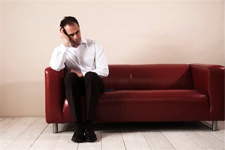 sofa - Mature Man Sitting on Sofa and Waiting Stockbilder - Premium RF Lizenzfrei, Bildnummer: 600-06679371