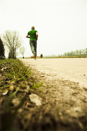 Low Angle View of Mature Man Running, Lampertheim, Hesse, Germany Fotografie stock - Premium Royalty-Free, Codice: 600-06679401