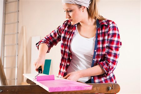 farbe (färbende substanz) - Studio Shot of Young Woman Painting Lumber Stockbilder - Premium RF Lizenzfrei, Bildnummer: 600-06671760