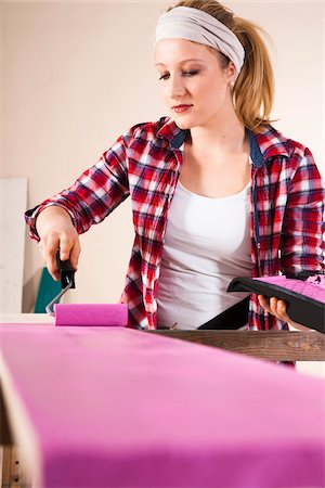 simsearch:600-06701797,k - Studio Shot of Young Woman Painting Lumber Photographie de stock - Premium Libres de Droits, Code: 600-06671762