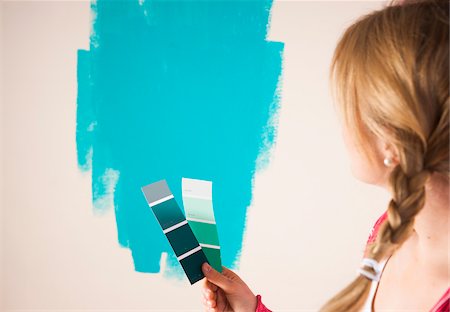 Studio Shot of Young Woman Holding Colour Swatches, Deciding Between Paint Colours Foto de stock - Sin royalties Premium, Código: 600-06671787