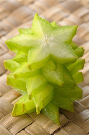 starfruit - Close-up of Stacked Slices of Starfruit on Woven Background Photographie de stock - Premium Libres de Droits, Code: 600-06671830