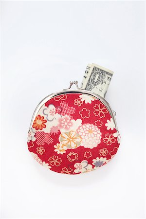 dólar - Close-up of Floral Patterned Change Purse with American Dollar Bill Sticking Out, Studio Shot on White Background Foto de stock - Sin royalties Premium, Código: 600-06701753