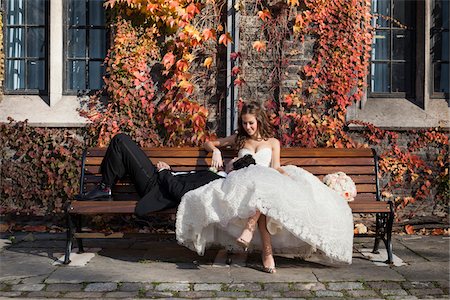 Portrait of Groom Lying in Bride's Lap on Bench in Autumn, Toronto, Ontario, Canada Photographie de stock - Premium Libres de Droits, Code: 600-06701872