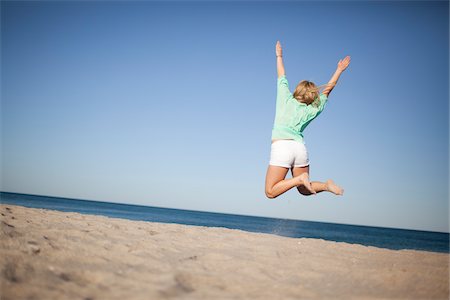 Back View of Young Woman Jumping on Beach, Palm Beach Gardens, Palm Beach County, Florida, USA Foto de stock - Royalty Free Premium, Número: 600-06701904